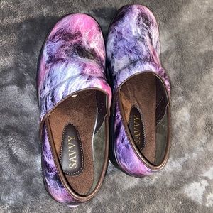 Slip resistant size 8 savvy clogs!